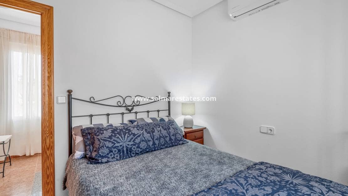 Chalet de 3 habitaciones en Villamartin en venta con piscina - 229.000 € (Ref: 10031255)