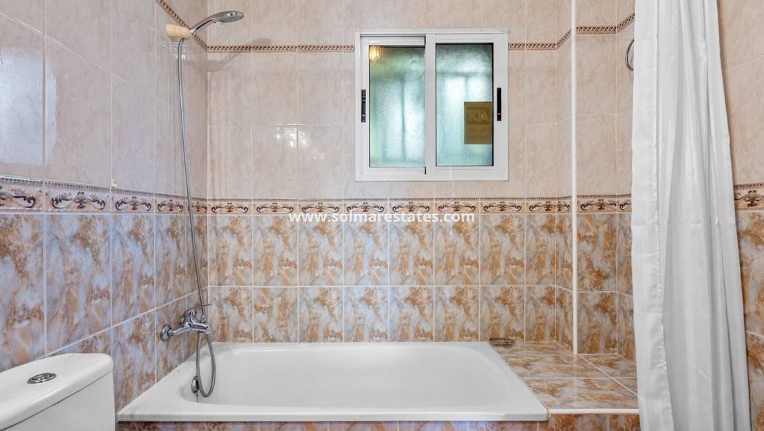 Chalet de 3 habitaciones en Villamartin en venta con piscina - 229.000 € (Ref: 10031255)