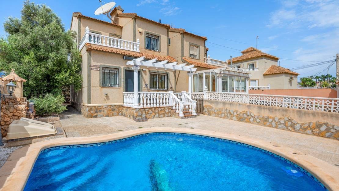 Chalet de 3 habitaciones en Villamartin en venta con piscina - 229.000 € (Ref: 10031255)