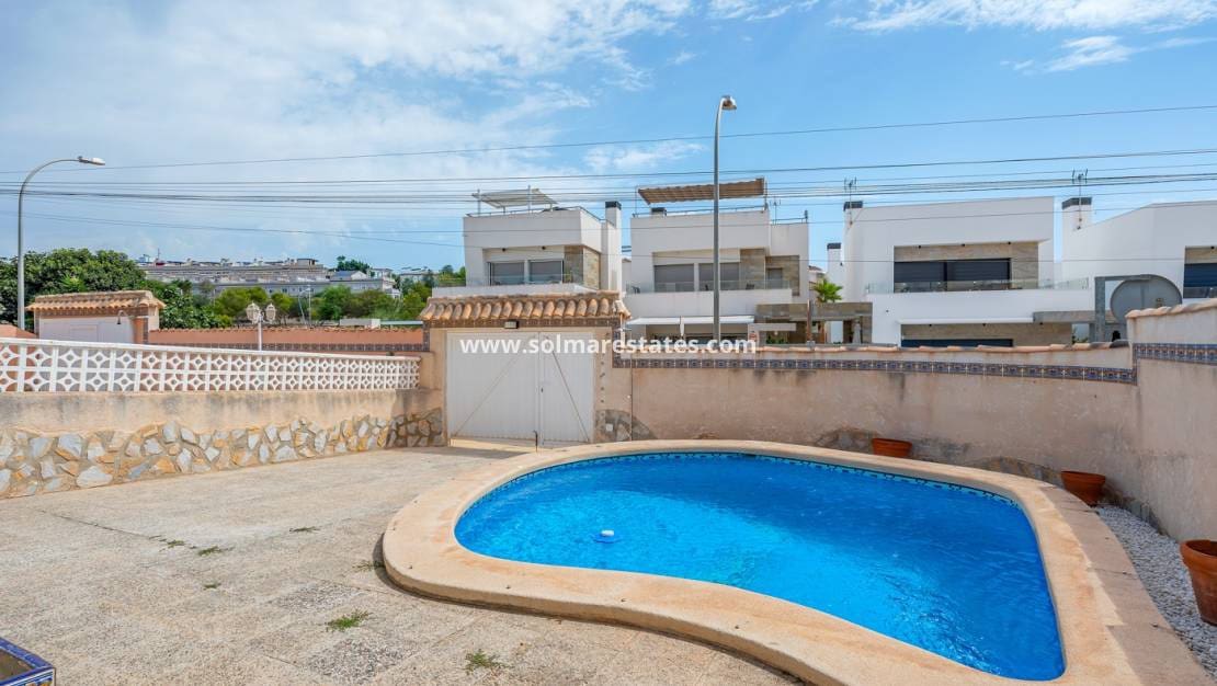 Chalet de 3 habitaciones en Villamartin en venta con piscina - 229.000 € (Ref: 10031255)