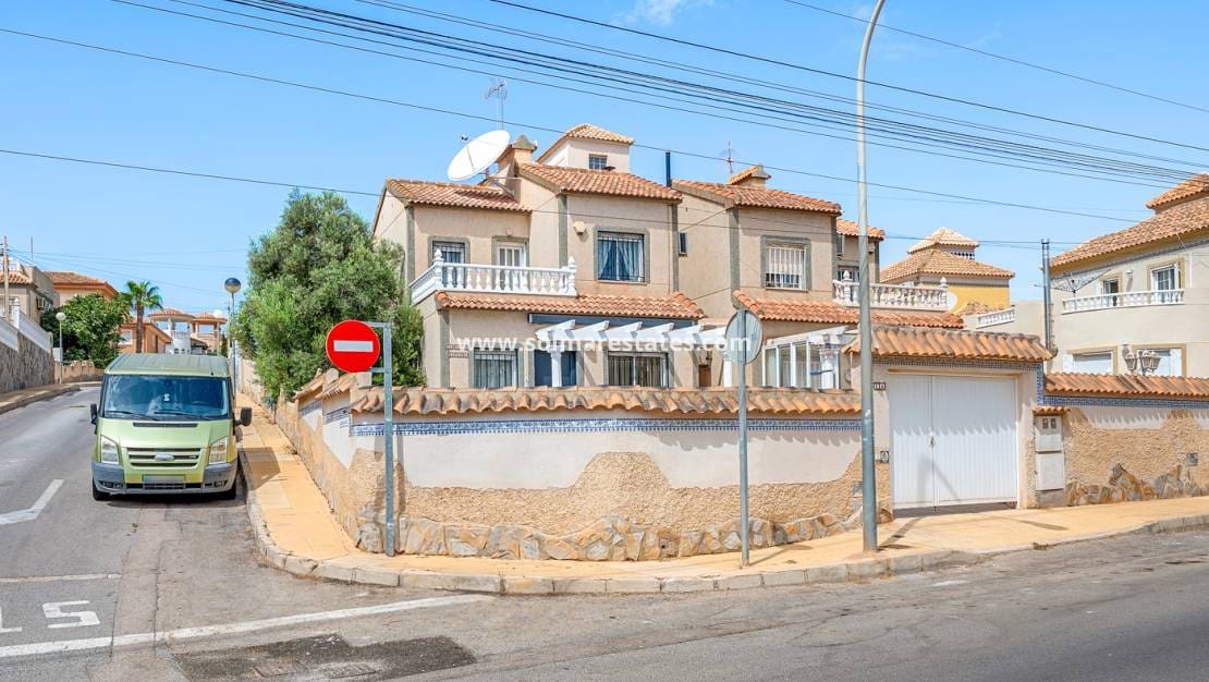 Chalet de 3 habitaciones en Villamartin en venta con piscina - 229.000 € (Ref: 10031255)