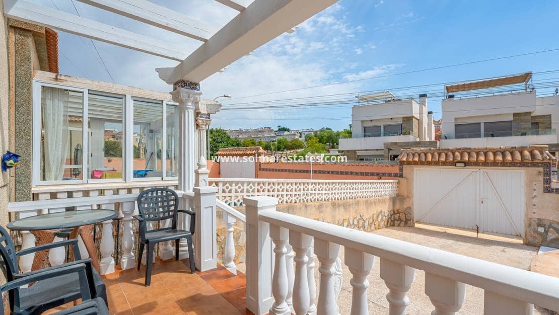 Chalet de 3 habitaciones en Villamartin en venta con piscina - 229.000 € (Ref: 10031255)