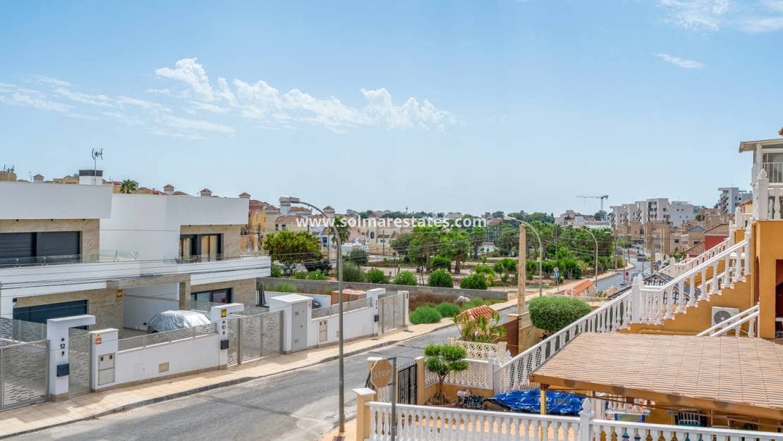 Chalet de 3 habitaciones en Villamartin en venta con piscina - 229.000 € (Ref: 10031255)