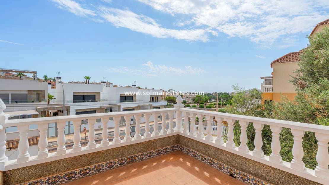 Chalet de 3 habitaciones en Villamartin en venta con piscina - 229.000 € (Ref: 10031255)