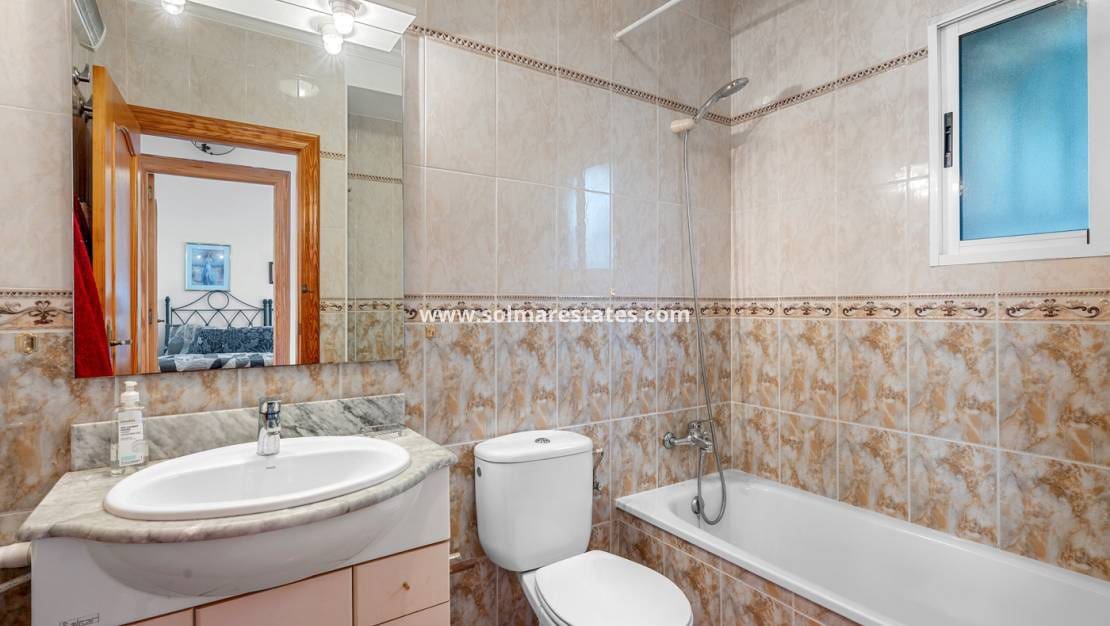 Chalet de 3 habitaciones en Villamartin en venta con piscina - 229.000 € (Ref: 10031255)