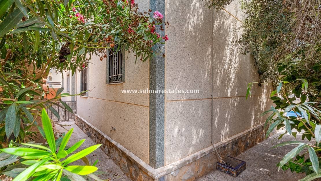 Chalet de 3 habitaciones en Villamartin en venta con piscina - 229.000 € (Ref: 10031255)