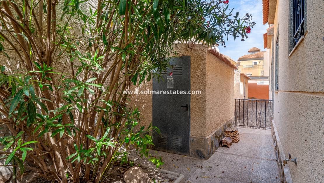 Chalet de 3 habitaciones en Villamartin en venta con piscina - 229.000 € (Ref: 10031255)