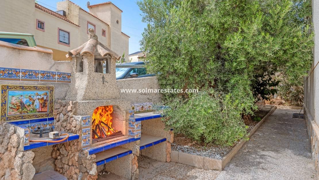 Chalet de 3 habitaciones en Villamartin en venta con piscina - 229.000 € (Ref: 10031255)