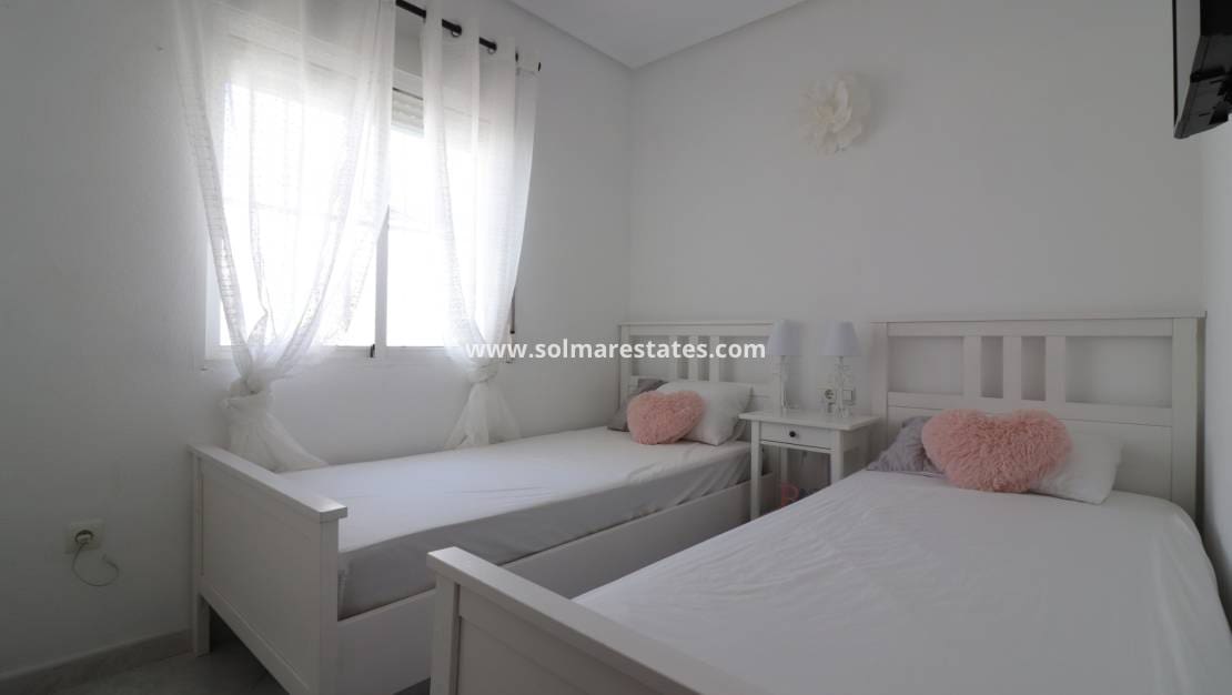 Chalet de 4 habitaciones en Benimar en venta con piscina - 390.000 € (Ref: 10036252)