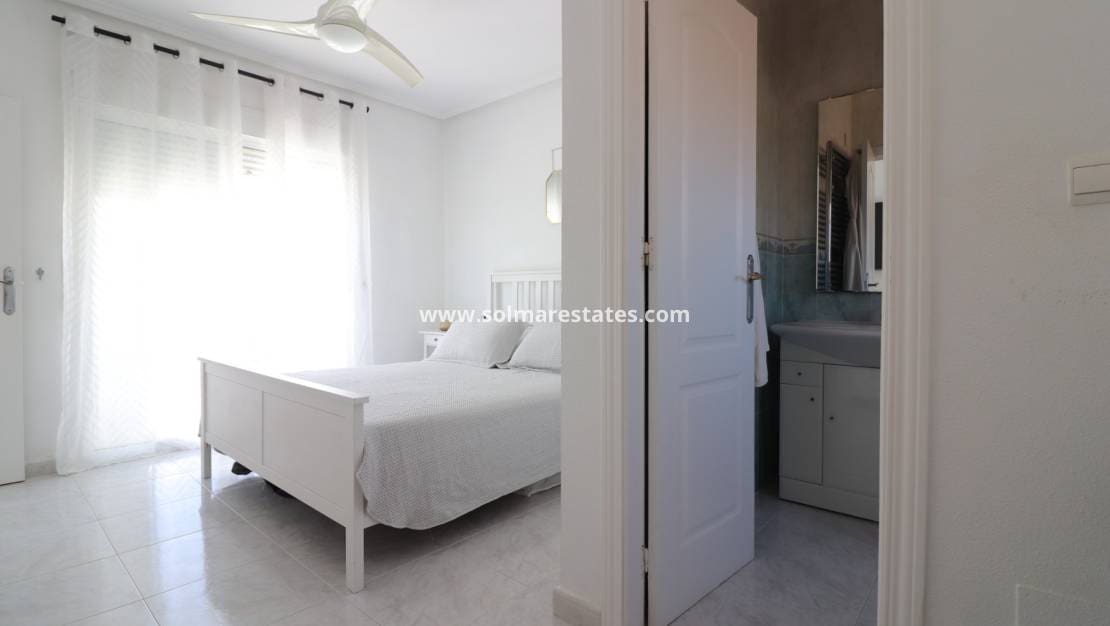 Chalet de 4 habitaciones en Benimar en venta con piscina - 390.000 € (Ref: 10036252)
