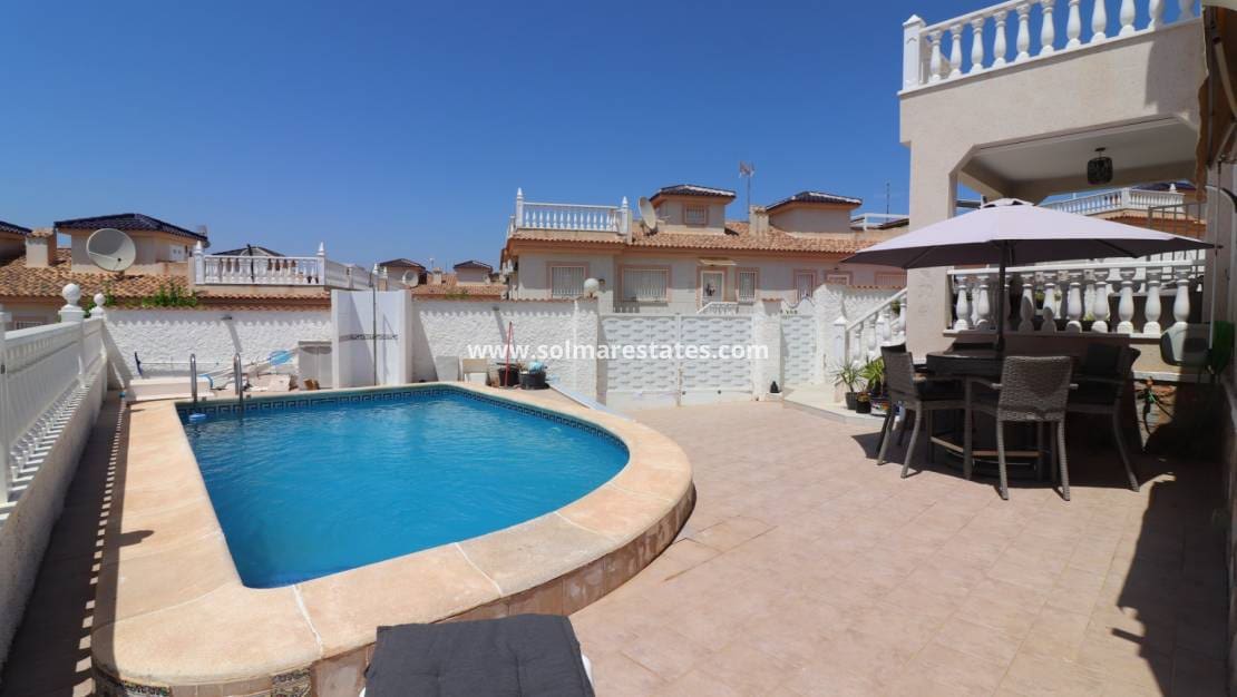 Chalet de 4 habitaciones en Benimar en venta con piscina - 390.000 € (Ref: 10036252)