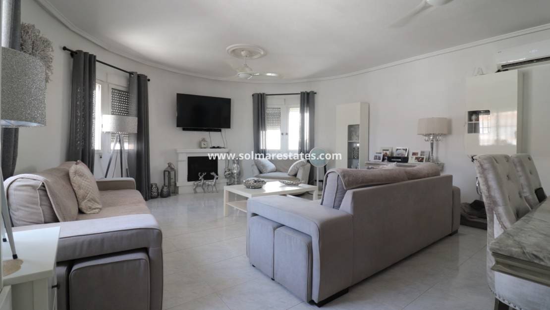 Chalet de 4 habitaciones en Benimar en venta con piscina - 390.000 € (Ref: 10036252)
