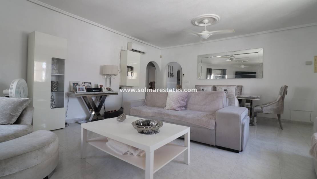 Chalet de 4 habitaciones en Benimar en venta con piscina - 390.000 € (Ref: 10036252)