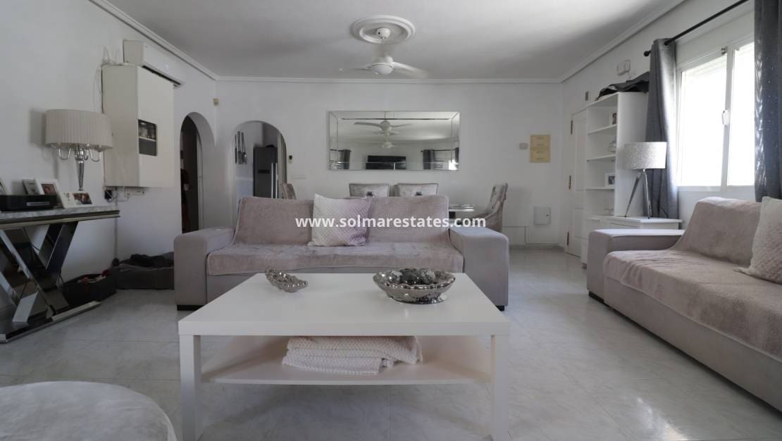 Chalet de 4 habitaciones en Benimar en venta con piscina - 390.000 € (Ref: 10036252)