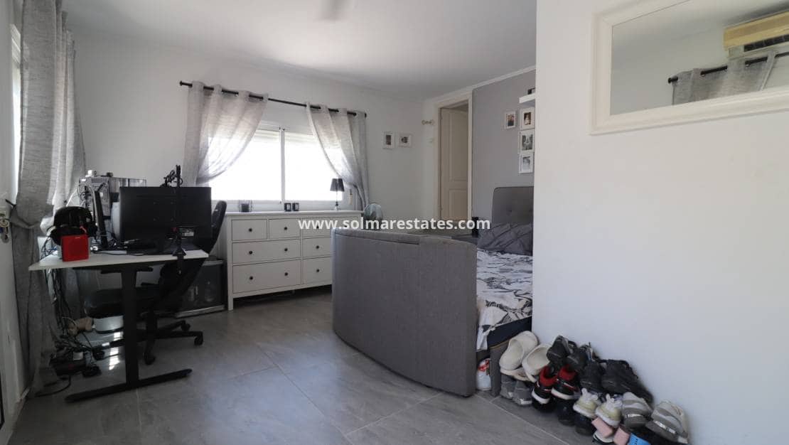 Chalet de 4 habitaciones en Benimar en venta con piscina - 390.000 € (Ref: 10036252)