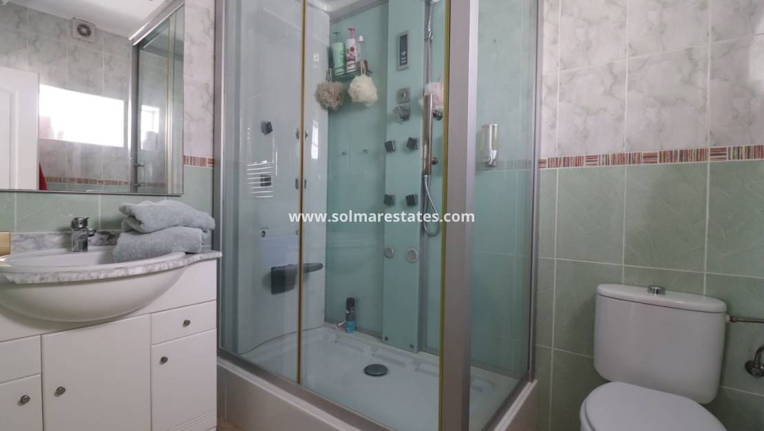 Chalet de 4 habitaciones en Benimar en venta con piscina - 390.000 € (Ref: 10036252)