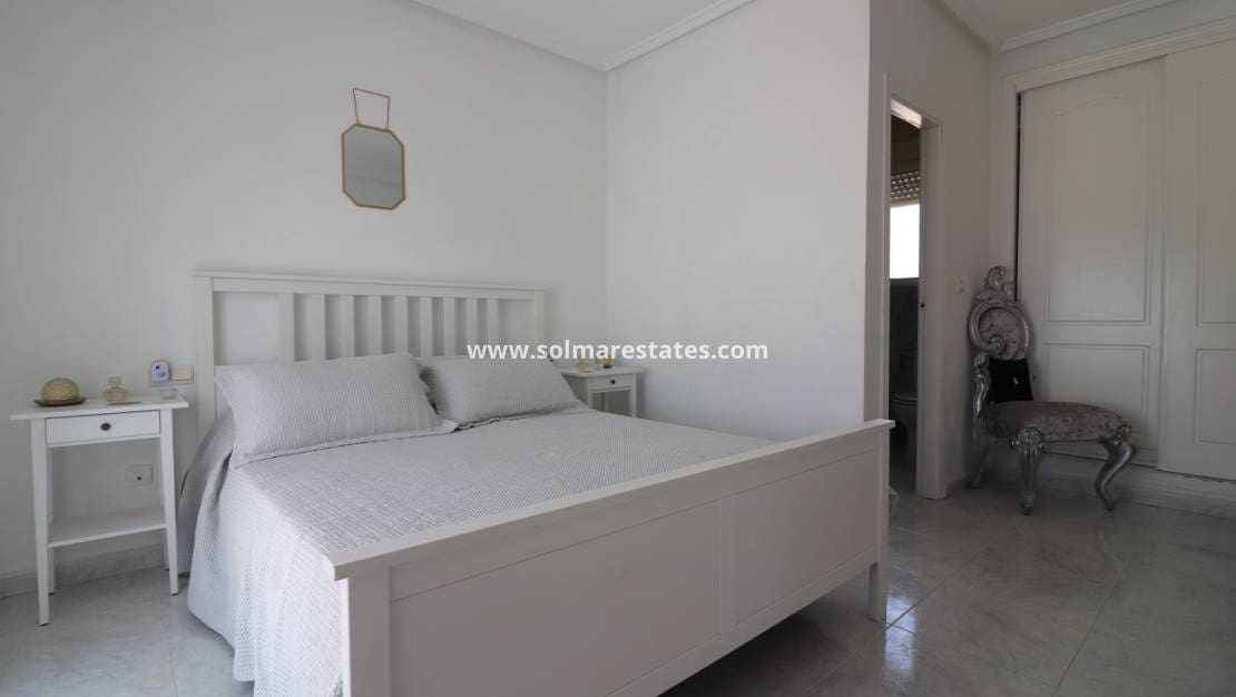 Chalet de 4 habitaciones en Benimar en venta con piscina - 390.000 € (Ref: 10036252)