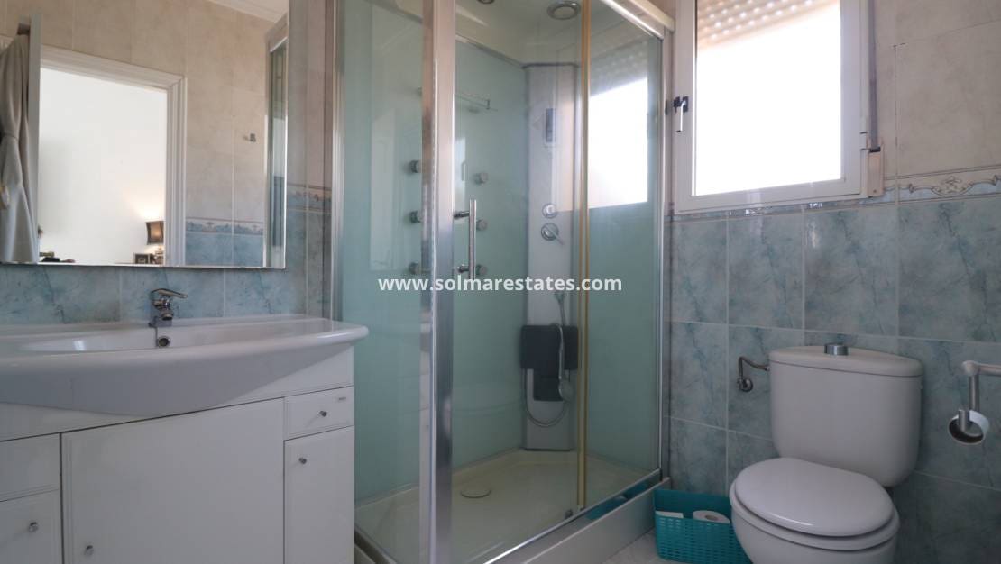 Chalet de 4 habitaciones en Benimar en venta con piscina - 390.000 € (Ref: 10036252)