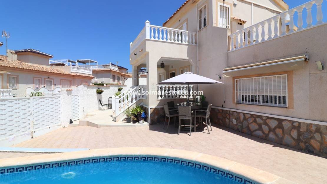 Chalet de 4 habitaciones en Benimar en venta con piscina - 390.000 € (Ref: 10036252)