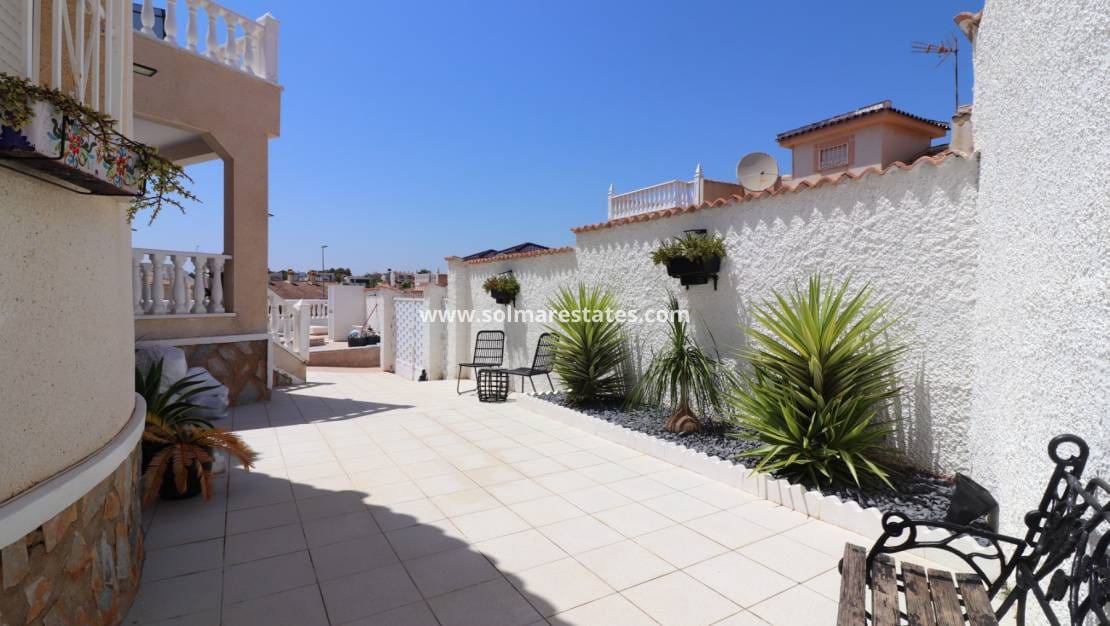 Chalet de 4 habitaciones en Benimar en venta con piscina - 390.000 € (Ref: 10036252)