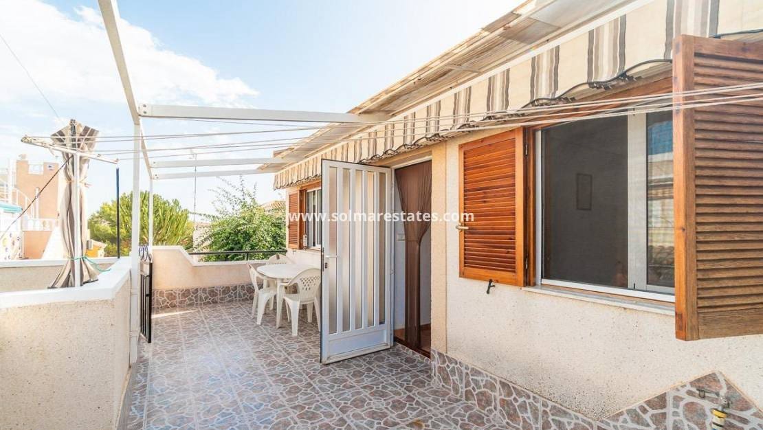5 bedroom Townhouse for sale in Playa Flamenca with pool - € 240,000 (Ref: 10036253)