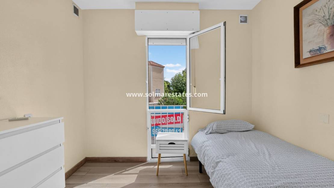 3 chambre Maison de Ville à vendre à Torrevieja avec piscine - 199 000 € (Ref: 10054489)