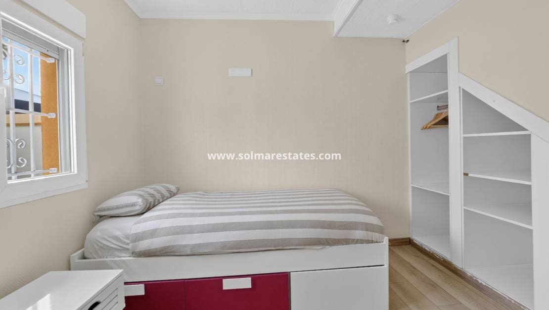 3 chambre Maison de Ville à vendre à Torrevieja avec piscine - 199 000 € (Ref: 10054489)