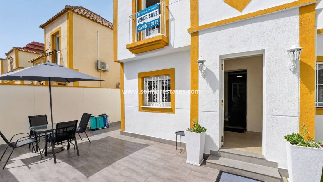 3 chambre Maison de Ville à vendre à Torrevieja avec piscine - 199 000 € (Ref: 10054489)