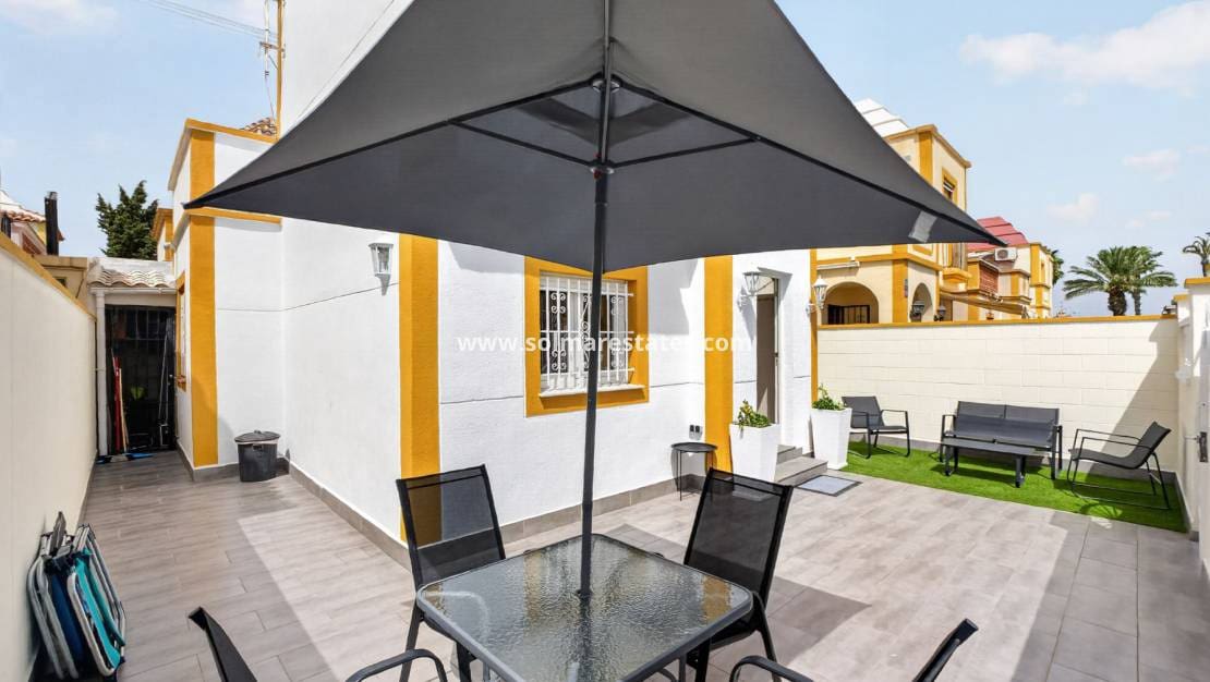 3 chambre Maison de Ville à vendre à Torrevieja avec piscine - 199 000 € (Ref: 10054489)