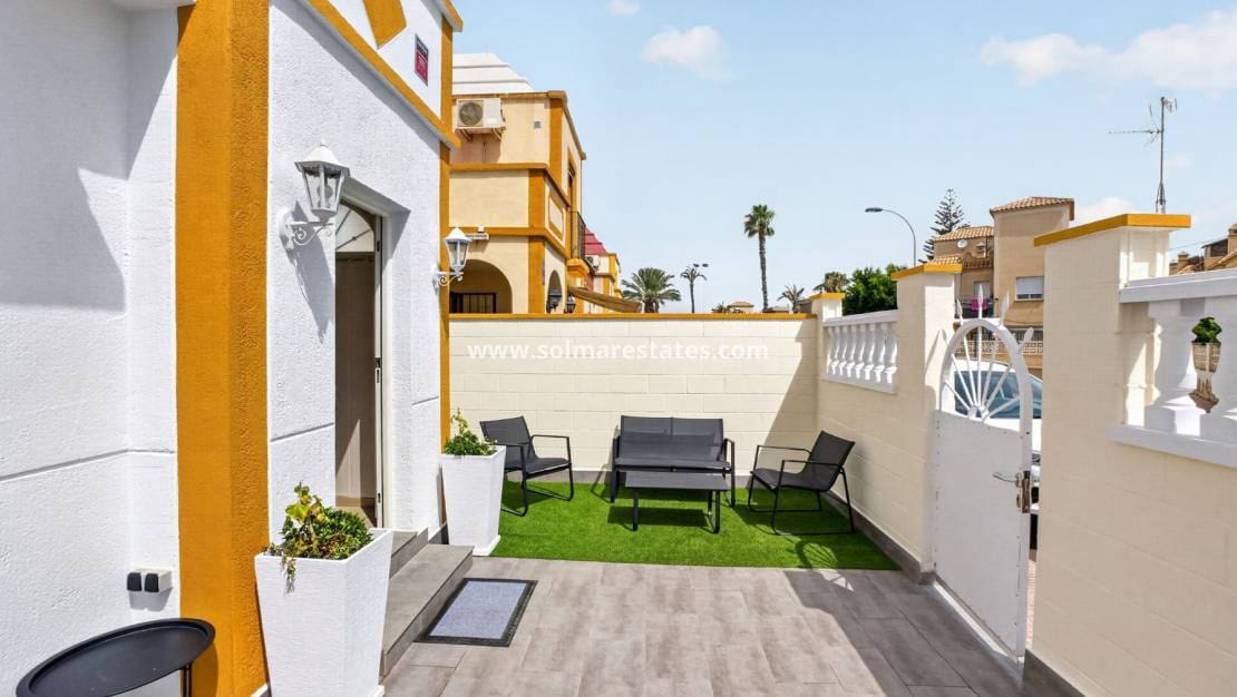 3 chambre Maison de Ville à vendre à Torrevieja avec piscine - 199 000 € (Ref: 10054489)