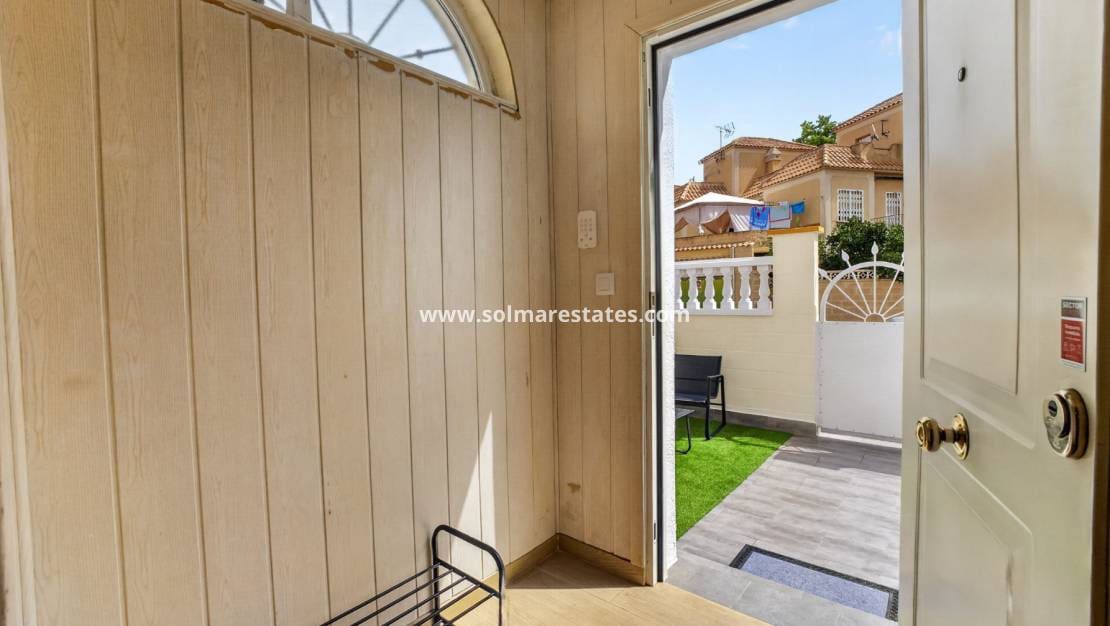 3 chambre Maison de Ville à vendre à Torrevieja avec piscine - 199 000 € (Ref: 10054489)