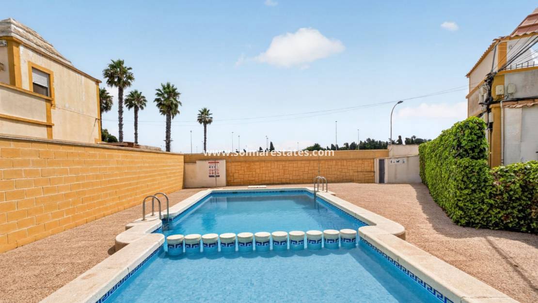 3 chambre Maison de Ville à vendre à Torrevieja avec piscine - 199 000 € (Ref: 10054489)
