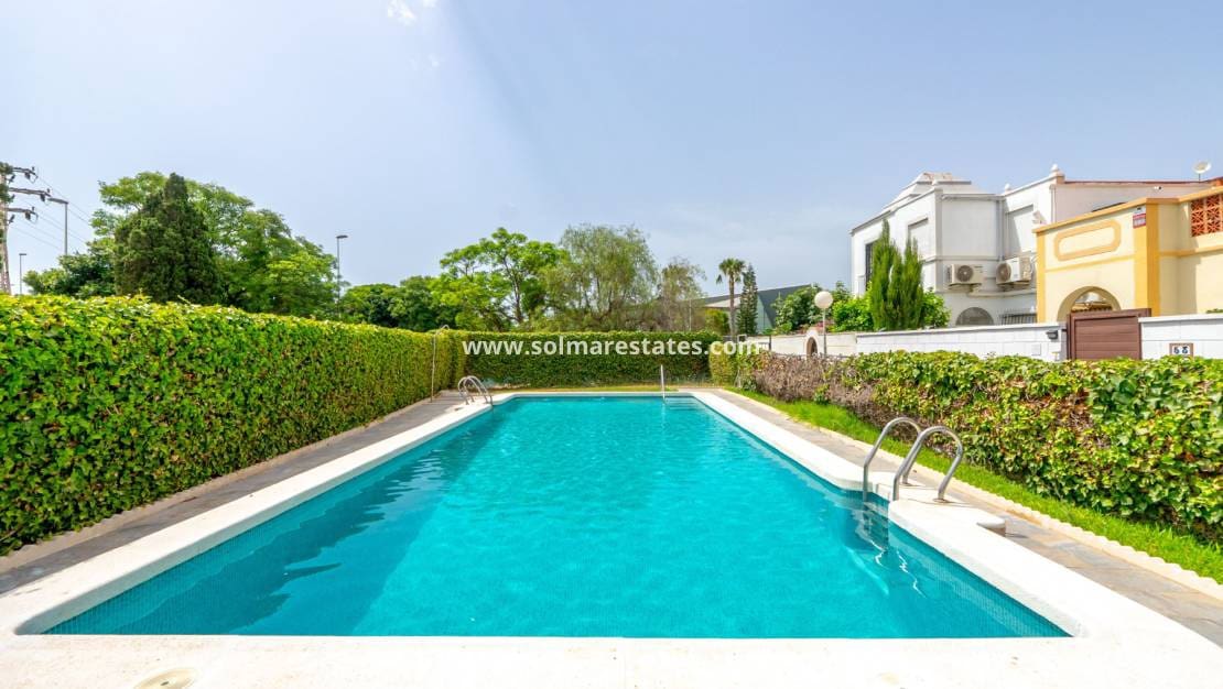 3 chambre Maison de Ville à vendre à Torrevieja avec piscine - 199 000 € (Ref: 10054489)