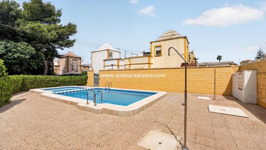 3 chambre Maison de Ville à vendre à Torrevieja avec piscine - 199 000 € (Ref: 10054489)