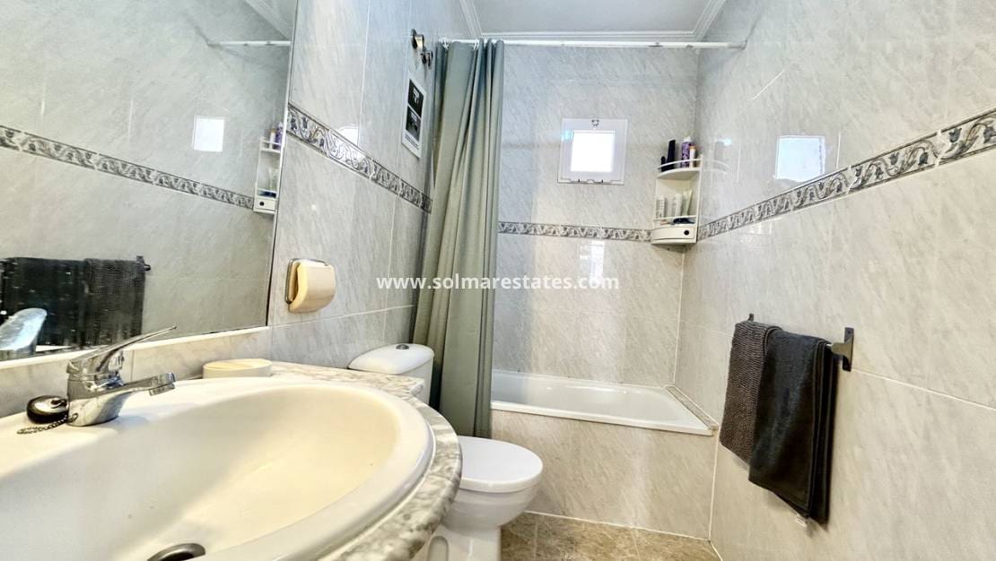 3 quarto Casa em Banda para venda em La Zenia com piscina - 199 900 € (Ref: 10057357)