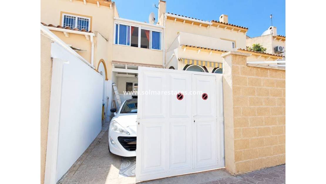 2 soveværelse Byhus til salg i Playa Flamenca med swimmingpool - € 229.900 (Ref: 10057358)