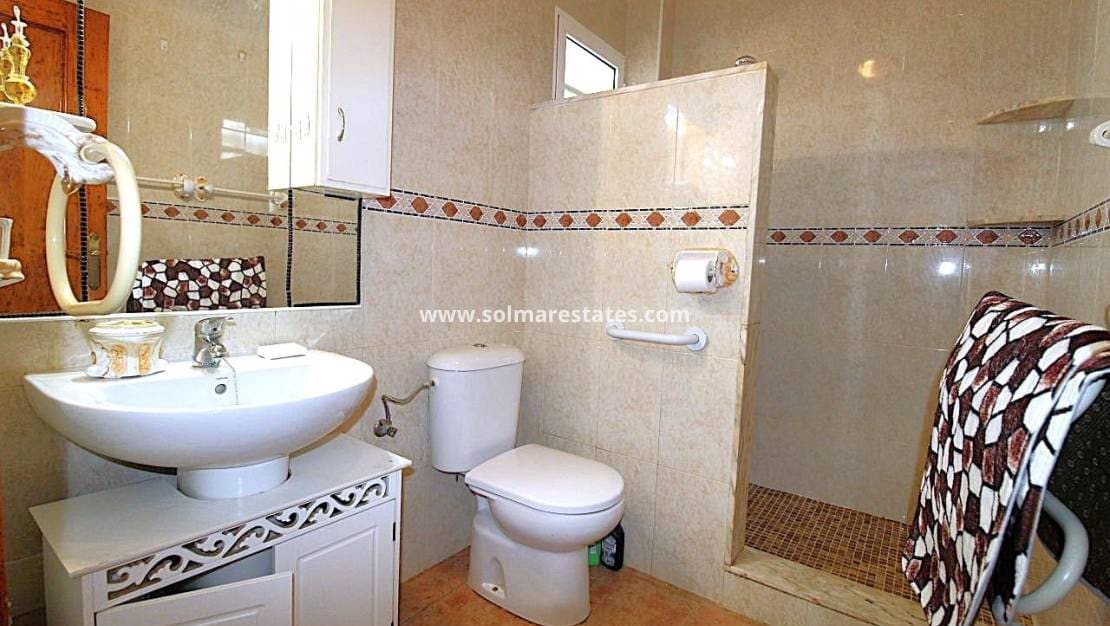 3 soveværelse Villa til salg i San Miguel de Salinas med swimmingpool - € 299.900 (Ref: 10057359)