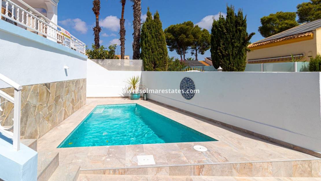 3 slaapkamer Villa te koop in Villamartin met zwembad - € 399.000 (Ref: 10060186)