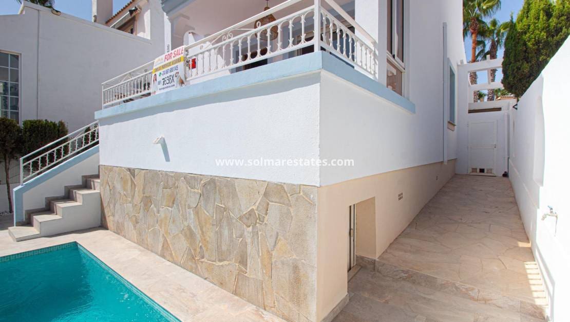 3 slaapkamer Villa te koop in Villamartin met zwembad - € 399.000 (Ref: 10060186)