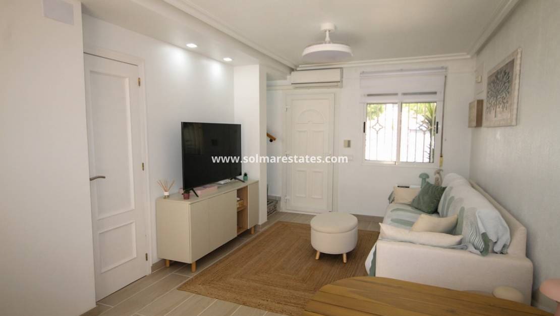 2 slaapkamer Halfvrijstaande villa te koop in Villamartin met zwembad - € 215.000 (Ref: 10062643)