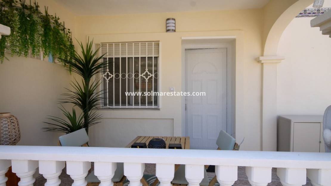 2 slaapkamer Halfvrijstaande villa te koop in Villamartin met zwembad - € 215.000 (Ref: 10062643)
