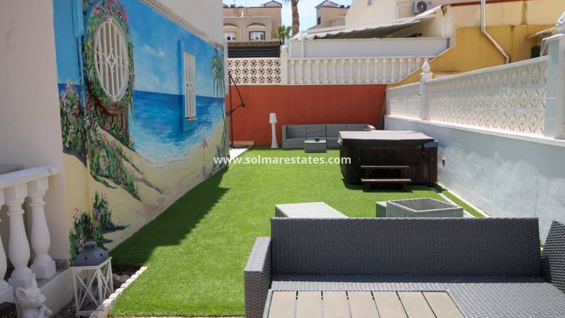 2 slaapkamer Halfvrijstaande villa te koop in Villamartin met zwembad - € 215.000 (Ref: 10062643)