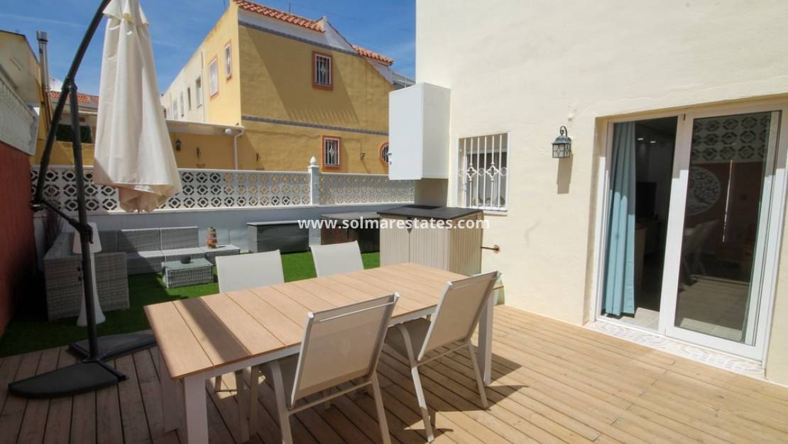 2 slaapkamer Halfvrijstaande villa te koop in Villamartin met zwembad - € 215.000 (Ref: 10062643)