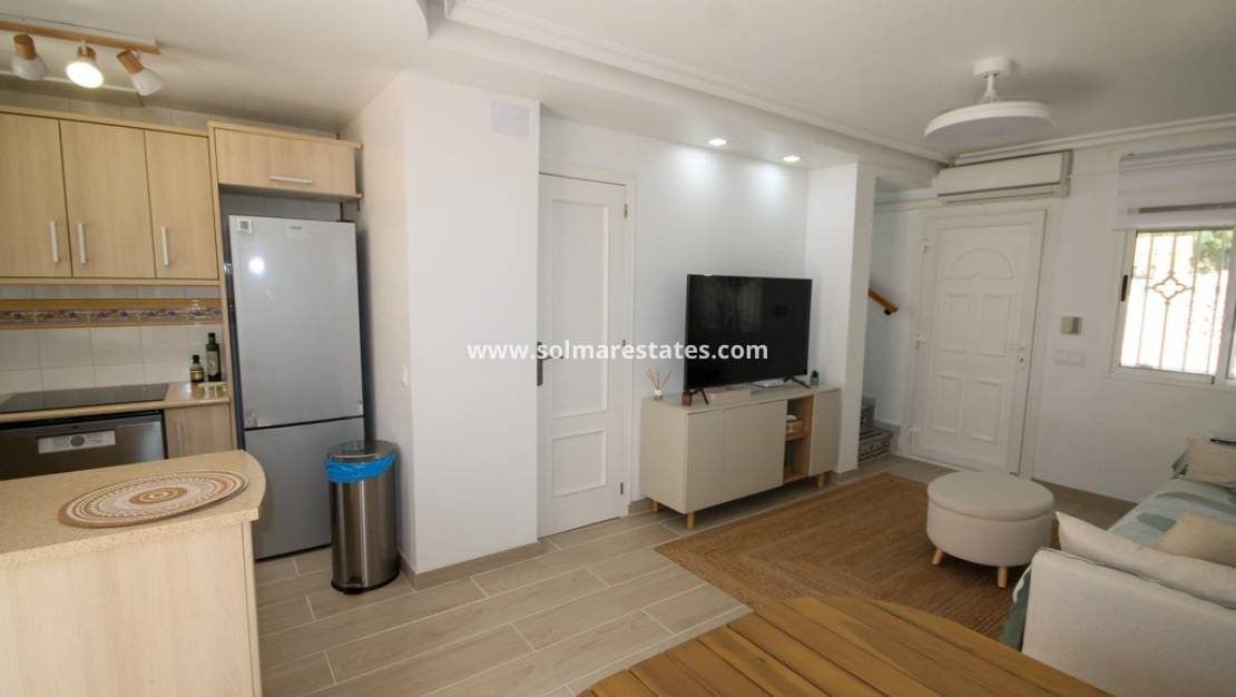 2 slaapkamer Halfvrijstaande villa te koop in Villamartin met zwembad - € 215.000 (Ref: 10062643)