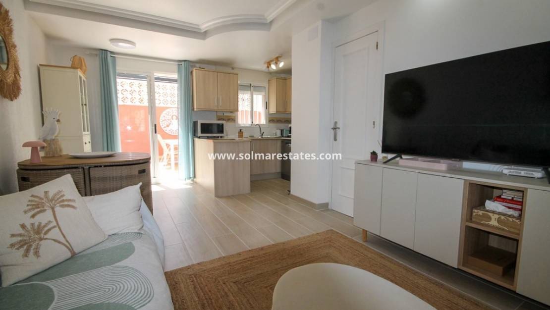2 slaapkamer Halfvrijstaande villa te koop in Villamartin met zwembad - € 215.000 (Ref: 10062643)