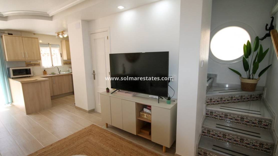 2 slaapkamer Halfvrijstaande villa te koop in Villamartin met zwembad - € 215.000 (Ref: 10062643)