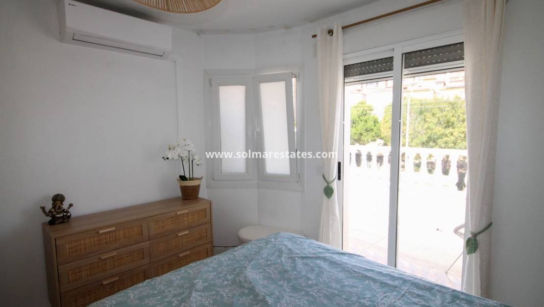 2 slaapkamer Halfvrijstaande villa te koop in Villamartin met zwembad - € 215.000 (Ref: 10062643)