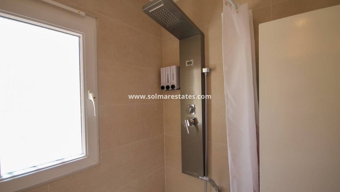 2 slaapkamer Halfvrijstaande villa te koop in Villamartin met zwembad - € 215.000 (Ref: 10062643)