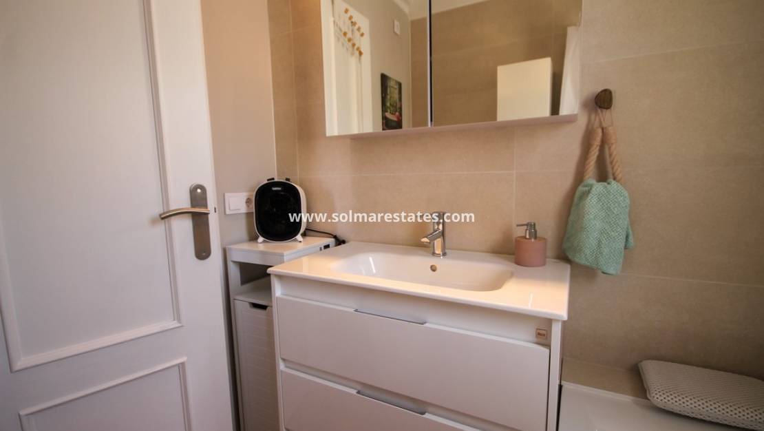 2 slaapkamer Halfvrijstaande villa te koop in Villamartin met zwembad - € 215.000 (Ref: 10062643)