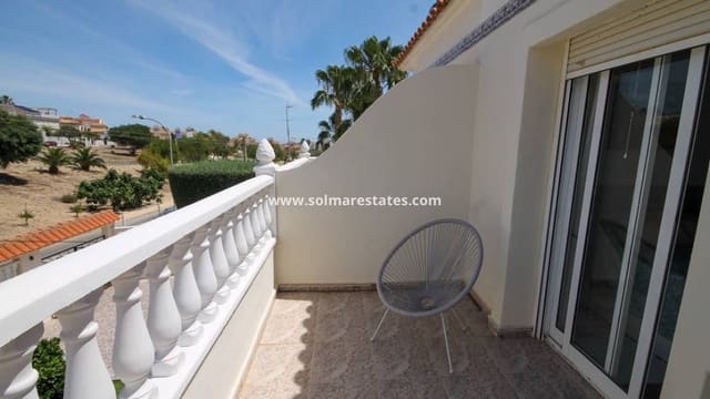 2 slaapkamer Halfvrijstaande villa te koop in Villamartin, Orihuela met zwembad - € 215.000 (Ref: 10062643)